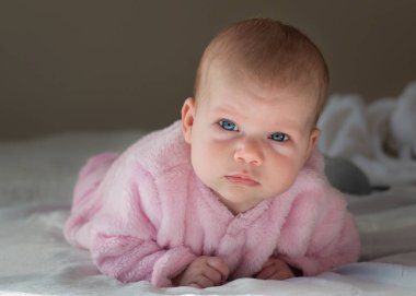 Bebek bakmak karnına döşeme