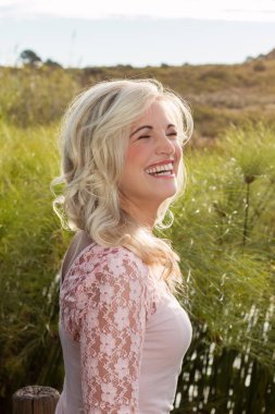 çayır üzerinde yürüyen orta yaşlı kadın