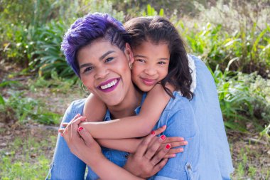 Anne ve dauther kameraya bakıyor