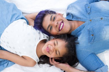 Anne ve dauther kameraya bakıyor