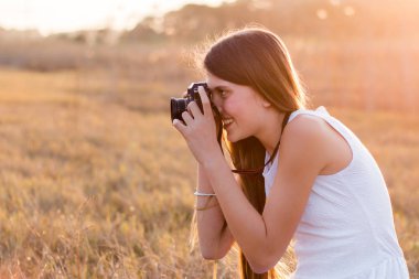Photocamera ile beyaz elbiseli kız 