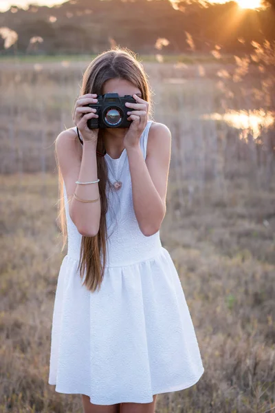 Dziewczyna w białej sukni z photocamera — Zdjęcie stockowe