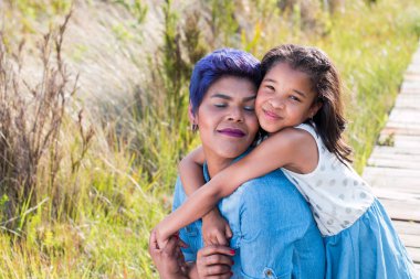 Mutlu anne ve kızı birbirlerine holding