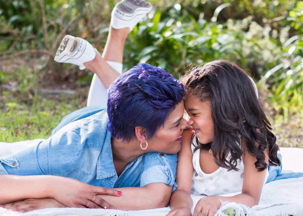 Anne ve kız açık havada döşeme