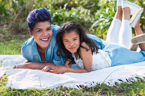 Mutlu anne ve kız açık havada döşeme