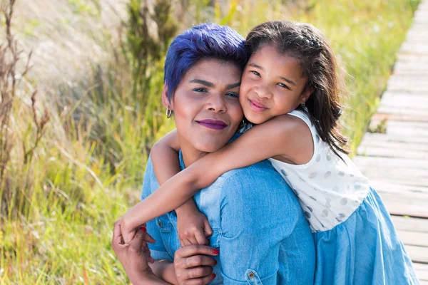 Mutlu anne ve kızı birbirlerine holding