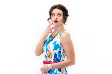 Esmer modeli ayakta düşünce ile bel yüzleşmek.