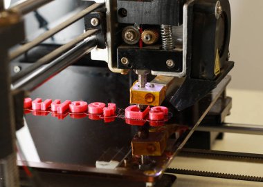 3d yazıcı Yazdırma kırmızı harflerle kelimeler 3d teknoloji yakın çekim.