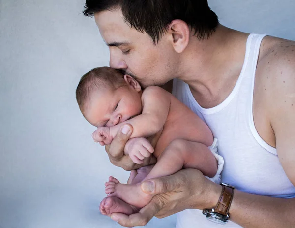 Padre Sosteniendo Bebé Recién Nacido Besándolo Cabeza — Foto de Stock