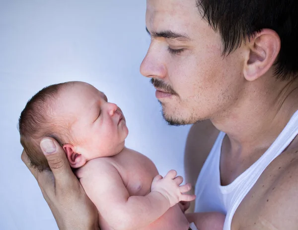 Padre Sosteniendo Bebé Recién Nacido Cerca Cara Frente Bebé — Foto de Stock