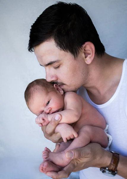 Padre Sosteniendo Bebé Recién Nacido Cerca Cara — Foto de Stock