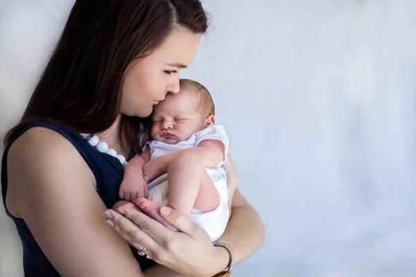 Madre Sosteniendo Durmiendo Bebé Recién Nacido Cerca — Foto de Stock