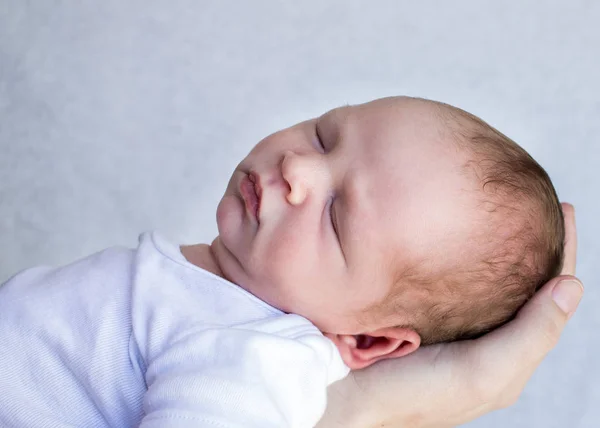 Bebé Recién Nacido Durmiendo Primer Plano Cara Con Mano Sosteniendo — Foto de Stock