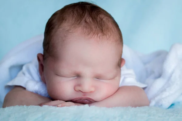 Bebé Recién Nacido Durmiendo Apoyando Barbilla Sus Brazos Mirando Hacia — Foto de Stock