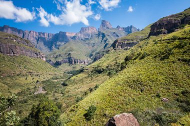 Kuzey Drakensberg Dağları Royal Natal Milli Parkı'nda amfitiyatro bilinen.
