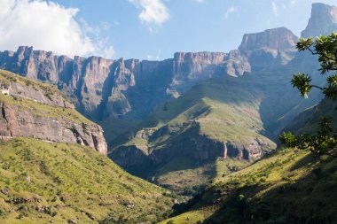 Kuzey Drakensberg Dağları Royal Natal Milli Parkı'nda amfitiyatro bilinen.