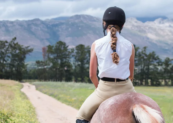 Menina Montando Seu Cavalo Pintura Sabino Para Baixo Uma Estrada — Fotografia de Stock