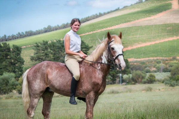 Retrato Uma Menina Sorrindo Sentada Seu Cavalo Pintura Sabino Campo — Fotografia de Stock