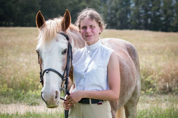 Menina Lado Seu Cavalo Pintura Sabino Ambos Frente Para Câmera — Fotografia de Stock