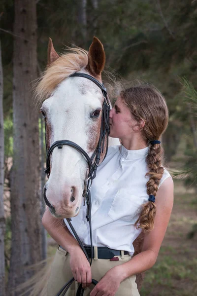 Menina Lado Seu Cavalo Pintura Sabino Ambos Frente Para Câmera — Fotografia de Stock