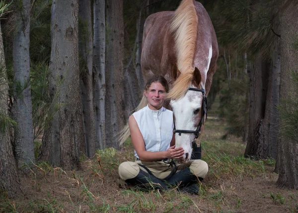 Menina Sentada Frente Seu Cavalo Pintura Sabino Ambos Frente Para — Fotografia de Stock