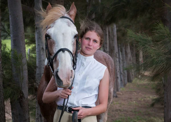 Menina Lado Seu Cavalo Pintura Sabino Ambos Frente Para Câmera — Fotografia de Stock