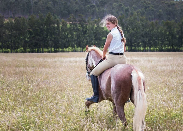 Menina Andando Campo Seu Cavalo Pintura Sabino Olhando Para Trás — Fotografia de Stock