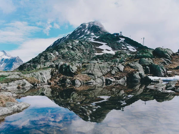 İsviçre görkemli dağ gölü. — Stok fotoğraf