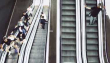 Bulanık insanlarda soyut: Ofis Binası.