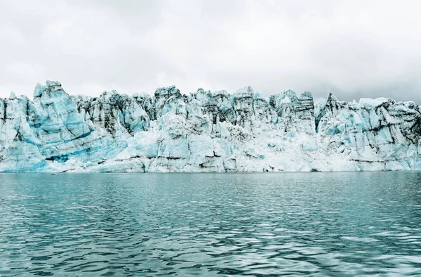 Visa isberg i glaciären lagun, Island. — Stockfoto