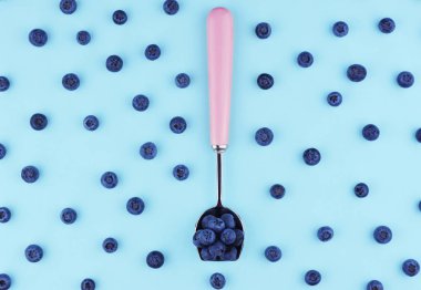 Taze yaban mersini mavi zemin üzerine aldı.