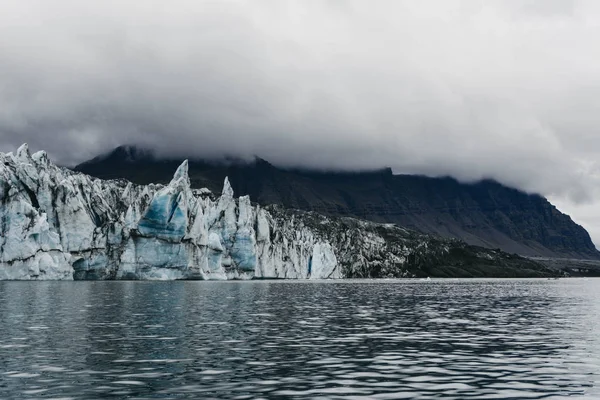 Veduta degli iceberg nella laguna del ghiacciaio, Islanda . — Foto Stock