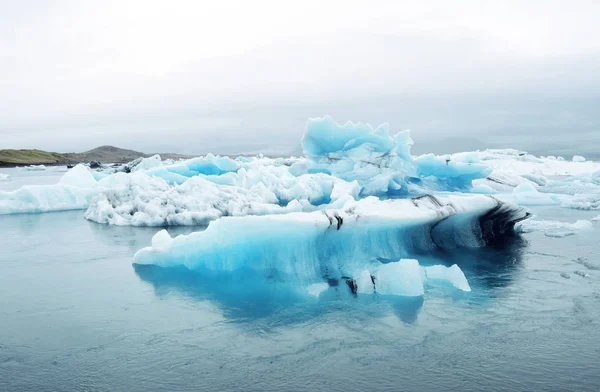 Weergave van ijsbergen in glacier lagoon, IJsland. — Stockfoto