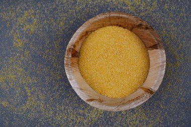Koyu arka plan üzerinde kuru polenta Mısır yemek.