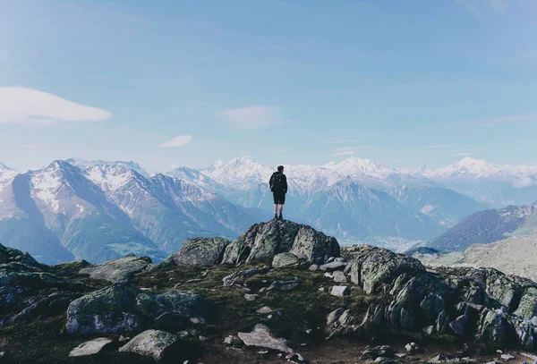 A mountain top rock természetjáró. — Stock Fotó