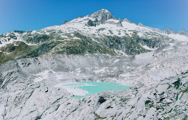 Majestätischer Bergsee in der Schweiz. — Stockfoto