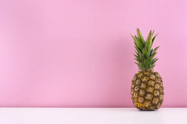 Piña madura sobre fondo rosa . — Foto de Stock