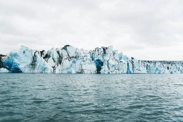 Veduta degli iceberg nella laguna del ghiacciaio, Islanda . — Foto Stock