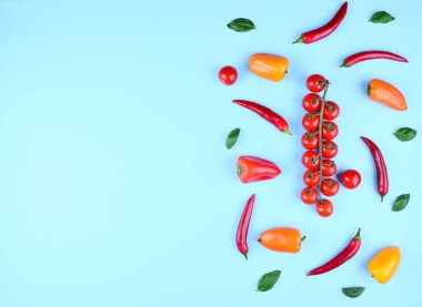 Mavi zemin üzerine sebzeli biber.