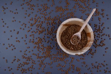 Mercimek ve kaşık bir ahşap kase.