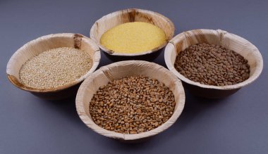 Dört türlü kase tahıl.