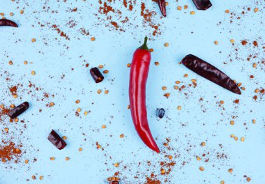 Mavi zemin üzerine kırmızı biber yetkin.