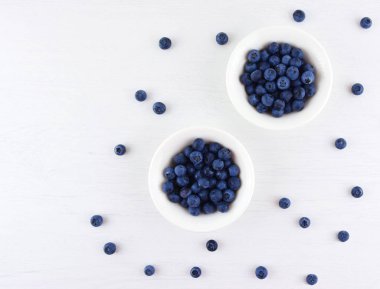 Taze yaban mersini beyaz bir kase aldı. 