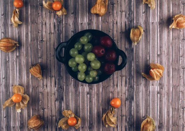 Bio-Physalis, grüne Trauben und Stachelbeeren. — Stockfoto