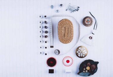 Arka dikiş araçları ve aksesuarları.