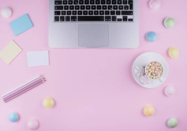 Çalışma alanı. Pembe pastel düz laptop ile yatıyordu.