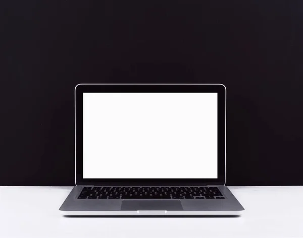 Laptop scherm mock up op stijlvolle Bureau. — Stockfoto