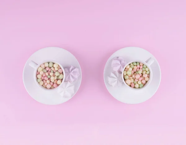 Kis pasztell színű édességek, fehér csészében. — Stock Fotó