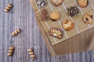 Karanlık antika arka plan ile çeşitli ev yapımı kurabiye.