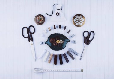 Arka dikiş araçları ve aksesuarları.